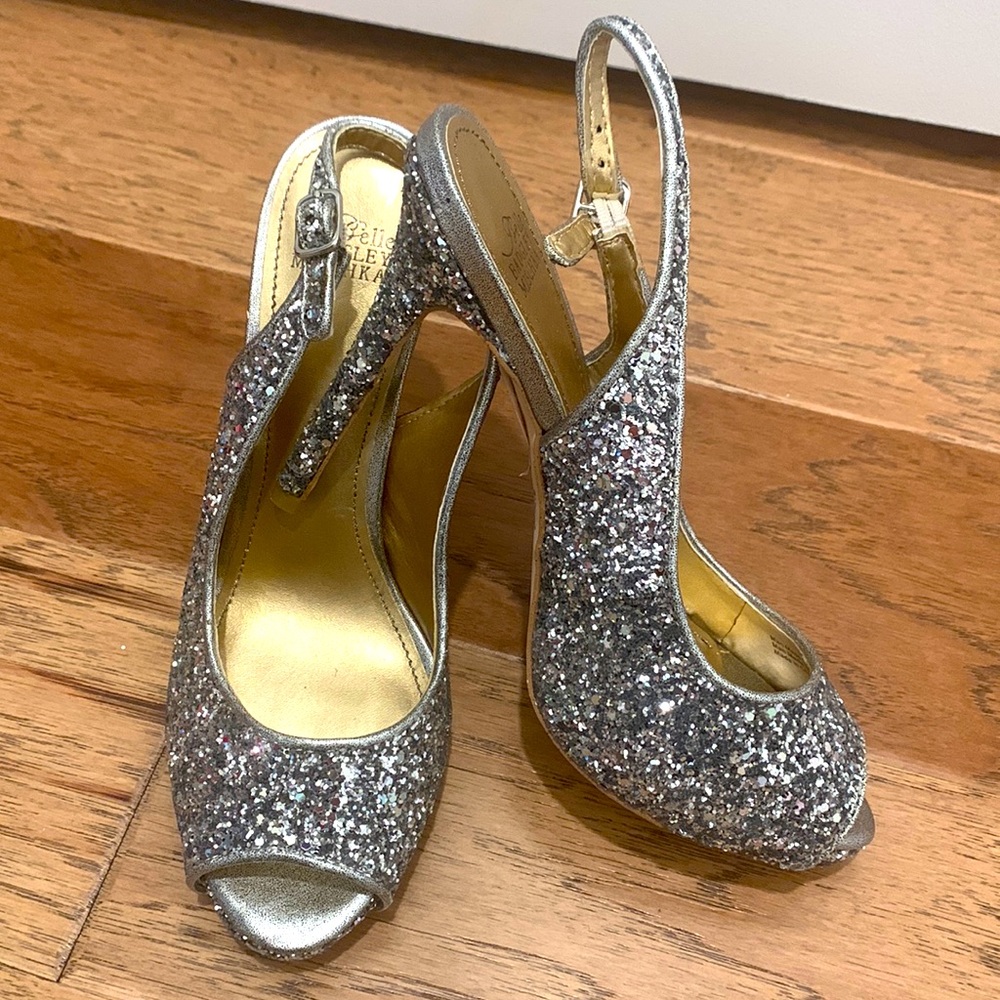 ⭐️NWT Belle by Badgley Mishka Silver Glitter Slingback Platform Heels⭐️Sz 6.5